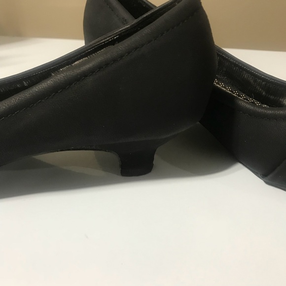 kitten heel dressy shoe I believe they are size 10 - Picture 3 of 4